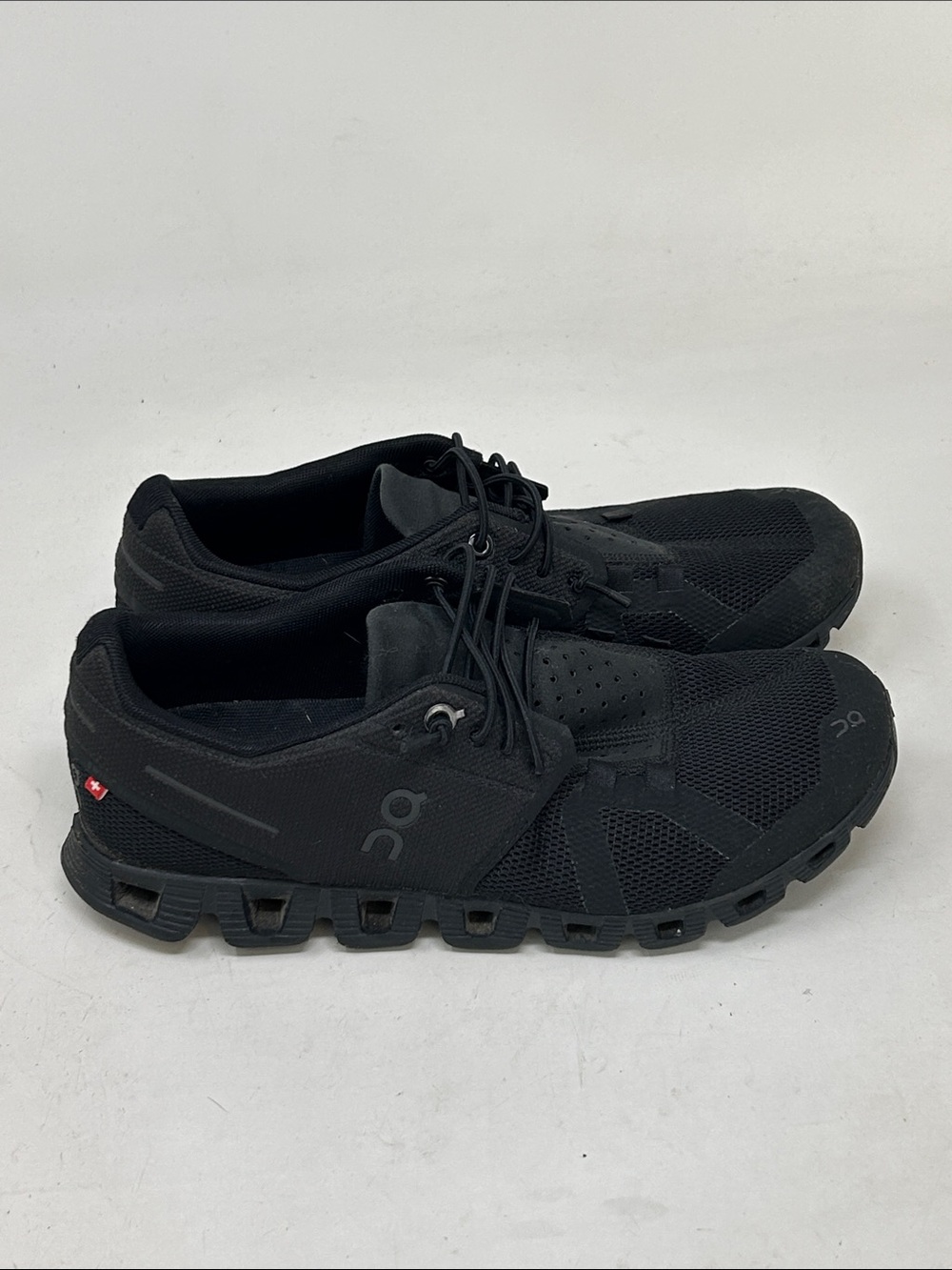 On Cloud 5 Women Size 6- Triple Black Mesh Athletic  Shoes
